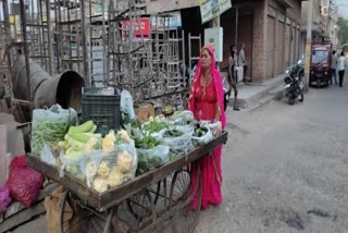 सब्जी बेचती 60 साल की महिला की गिरफ्तारी, 60-year-old woman arrested for selling vegetables