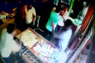 man attack on hotel manager, man attack on hotel manager for tea in Hubli, Hubli news, Hubli crime news, ಹೋಟೆಲ್​ ಮ್ಯಾನೇಜರ್​ಗೆ ಥಳಿಸಿದ ವ್ಯಕ್ತಿ, ಚಹಾಗಾಗಿ ಹೋಟೆಲ್​ ಮ್ಯಾನೇಜರ್​ಗೆ ಥಳಿಸಿದ ವ್ಯಕ್ತಿ, ಹುಬ್ಬಳ್ಳಿಯಲ್ಲಿ ಚಹಾಗಾಗಿ ಹೋಟೆಲ್​ ಮ್ಯಾನೇಜರ್​ಗೆ ಥಳಿಸಿದ ವ್ಯಕ್ತಿ, ಹುಬ್ಬಳ್ಳಿ ಸುದ್ದಿ, ಹುಬ್ಬಳ್ಳಿ ಅಪರಾಧ ಸುದ್ದಿ,