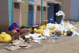 health workers throwing ppe kits outside covid hospital in khunti