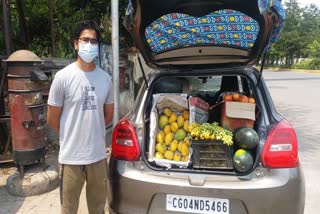 trader selling fruits by car in raipur