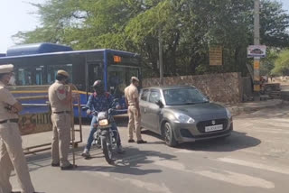 Delhi police barricading in chhatarpur south delhi lockdown