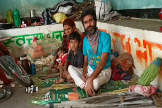 krishna-yadav-of-giridih-is-forced-to-stay-in-dhanbad-rain-basera-with-family-in-lockdown