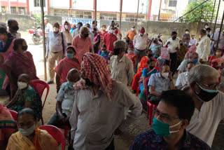 social-distancing-rules-broken-by-people-at-vaccination-center-in-bokaro