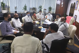 east delhi municipal corporation  edmc mayor meeting  vaccination campaign in delhi  corona vaccination campaign in delhi  पूर्वी दिल्ली नगर निगम की बैठक  ईडीएमसी की टीकाकरण अभियान पर बैठक  पूर्वी दिल्ली में टीकाकरण अभियान