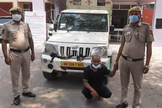 delhi police arrested a liquor smuggler