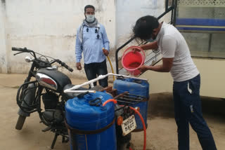 chhindwara  chhindwara news  New Youth Transformation Social Organization  Madhya Pradesh  Motorbike  Sanitizer Bike  ചിന്ദ്വാര  ചിന്ദ്വാരയിലെ സാനിറ്റൈസർ ബൈക്ക്  മധ്യപ്രദേശിൽ സാനിറ്റൈസർ ബൈക്ക്  ന്യൂ യൂത്ത് ട്രാൻസ്ഫോർമേഷൻ സോഷ്യൽ ഓർഗനൈസേഷൻ വാർത്ത