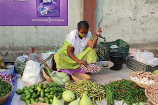 এফালে কৰ’ণা, আনফালে বজাৰত জুই