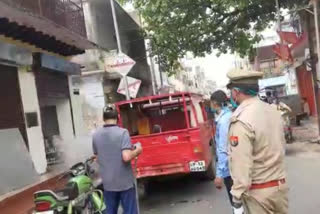 सैनिटाइजेशन करती पुलिस.