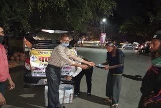 vakta-manch-distributed-food-on-may-day-in-raipur