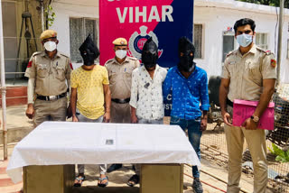 anti snatching team arrested three accused