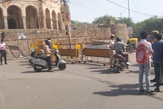 delhi police checking vehicle by applying barricades