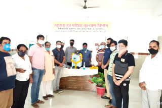 social organization gifted oxygen concentrator to covid hospital in ratlam