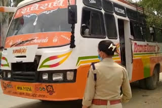 Police caught a bus full of people in Corona curfew