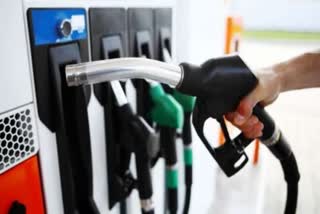 कोविड संकट के बीच से अप्रैल में ईंधन की बिक्री घटी