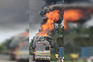 Old tiers carrying lorry got fire, Old tiers carrying lorry got fire in Shivamogga, Shivamogga news, ಹಳೇ ಟೈರ್‌ ಸಾಗಾಟ ಮಾಡುತ್ತಿದ್ದ ಲಾರಿಗೆ ಬೆಂಕಿ, ಶಿವಮೊಗ್ಗದಲ್ಲಿ ಹಳೇ ಟೈರ್‌ ಸಾಗಾಟ ಮಾಡುತ್ತಿದ್ದ ಲಾರಿಗೆ ಬೆಂಕಿ, ಶಿವಮೊಗ್ಗ ಸುದ್ದಿ,