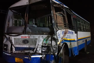 बहरोड़ में बस से टकराया ट्रेलर,Trailer collided with a bus in Behror