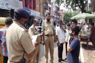 ASI Warning to young woman Covid Rule break  in Belgaum market