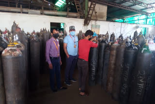 devotee of mahakal serve patient with oxygen