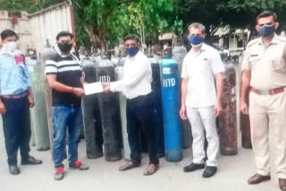 IIT Delhi gives 105 oxygen cylinders to fight Corona