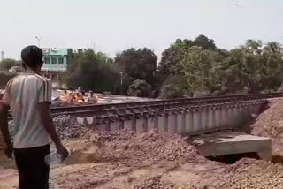 one laborer killed in soil collapse during construction of railway