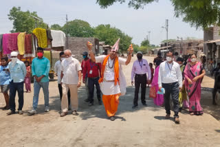 वासुदेवाच्या पात्रात लसीकरणाबाबत जनजारगृती