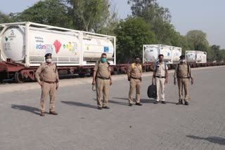 northern railways oxygen express  oxygen express in delhi  oxygen shortage in delhi  corona new cases in delhi  दिल्ली में कोरोना के नए मामले  दिलली् में ऑक्सीजन की कमी  कोरोना मरीजों के लिए ऑक्सीजन की कमी  दिल्ली में ऑक्सीजन एक्सप्रेस