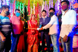 young man gifted sanitizer and mask to bride and groom in ramgarh