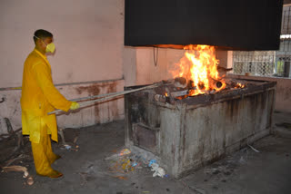 Crematorium operator  groom performs last rites of covid victims  Gaurav Patel crematorium operator  Pardi Vaikunthdham crematorium  ഗൗരവ്  പാർഡി  പാർഡി ശ്‌മശാനം