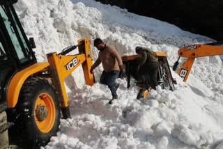 avalanche on tandi kardang road of lahaul