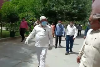 cabinate-minister-rajendra-gautam-visit-vaccination-center-in-delhi