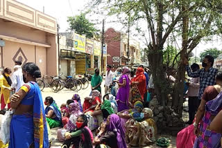 Ration shops crowded in Raipur