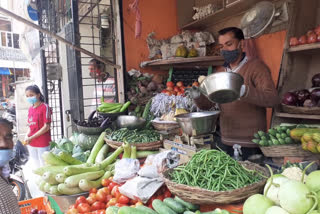 पौड़ी के बाजारों में उमड़ी भीड़