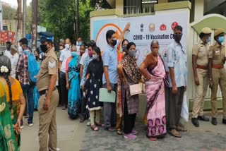 கோவையில் தடுப்பூசி இருப்பு இல்லை என வைக்கப்பட்ட பலகையால், வரிசையில் நின்றிருந்த பொதுமக்கள் ஏமாற்றத்துடன் திரும்பிச் சென்றனர்