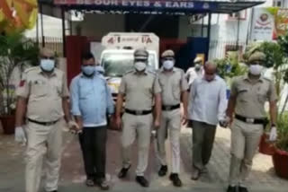 police arrested two oxygen cylinder accused in delhi