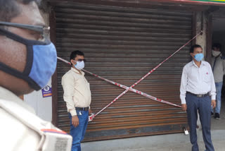 Liquor shop sealed for violation of lockdown rules on station road in Jamshedpur