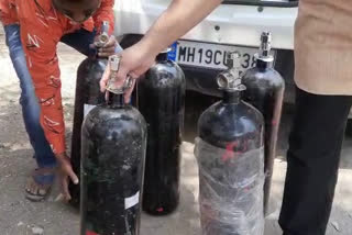 selling CO2 cylinders  Maharashtra  medical oxygen  O2 cylinders  carbon dioxide cylinders  oxygen cylinders  ഓക്‌സിജന്‍ സിലിണ്ടര്‍  കാര്‍ബണ്‍ ഡൈഓക്‌സൈഡ്‌ സിലിണ്ടര്‍  മഹാരാഷ്ട്ര പൊലീസ്  കൊവിഡ്‌ വ്യാപനം  കരിഞ്ചന്തയില്‍ ഓക്‌സിജന്‍ വില്‍പ്പന