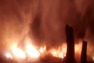 नोएडा की झुग्गियों में लगी भीषण आग