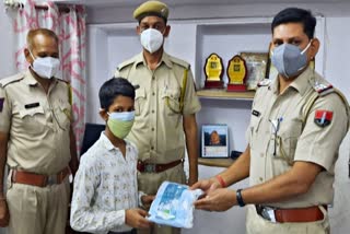 कोरोना मिसाल  जन्मदिन पर मिसाल  पॉकेट मनी  Child spent his pocket money  pocket money  जयपुर न्यूज  jaipur news  jaipur latest news  पुलिस को बांटे मास्क  Distribute masks to the police