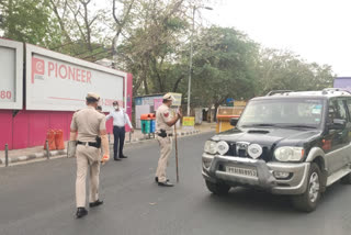 delhi police strict on  lockdown in vasant vihar