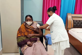 minister joba manjhi took the first dose of covid-19 vaccine in chaibasa