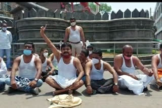 Half-naked agitation on behalf of the Maratha community in Pandharpur