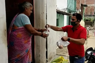 Manendragarh police giving food to the needy in Korea
