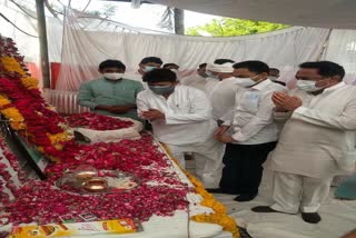 pcc chief kamalnath and mp nakulnath paid floral tribute to kalawati bhuriya in jhabua
