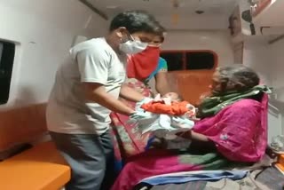 delivery-of-woman-in-ambulance