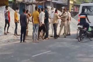 People attacked on policemen