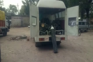 Private hospital is filling its cylinder with oxygen from government vehicle