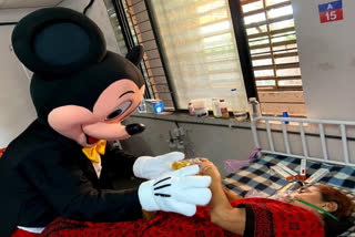 Mickey mouse meets patients at Covid care unit in Surat  Minnie Mouse meets patients at Covid care unit in Surat  Popular cartoon characters meet Covid patients  മിക്കി മൗസ് രോഗികളെ കണ്ടപ്പോൾ  കൊവിഡ് കെയർ സെന്‍റർ സൂറത്ത്  സൂറത്തിൽ മിക്കി മൗസ് കൊവിഡ് രോഗികളെ സന്ദർശിച്ചു  കാർട്ടൂൺ കഥാപാത്രങ്ങൾ സൂറത്തിൽ