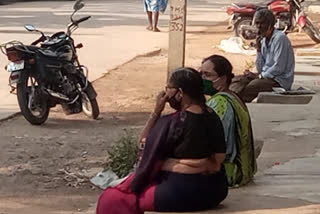 Patients come out side, Patients come out side from covid care, Patients come out side from covid care in Kustagi, Kustagi corona news, ಕೋವಿಡ್​ ಸೆಂಟರ್​ನಿಂದ ಹೊರಗೆ, ಕೋವಿಡ್​ ಸೆಂಟರ್​ನಿಂದ ಹೊರಗೆ ಬರುತ್ತಿರುವ ಸೋಂಕಿತರು, ಕುಷ್ಟಗಿಯಲ್ಲಿ ಕೋವಿಡ್​ ಸೆಂಟರ್​ನಿಂದ ಹೊರಗೆ ಬರುತ್ತಿರುವ ಸೋಂಕಿತರು, ಕುಷ್ಟಗಿ ಕೊರೊನಾ ಸುದ್ದಿ,