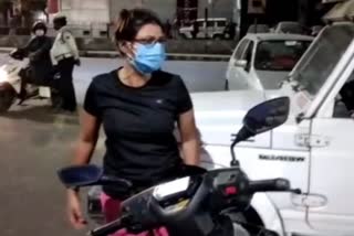video-of-a-bhojpuri-actress-who-is-ccreating-ruckus-on-road-goes-viral-in-patna