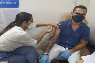Shikhar Dhawan  vaccine  കൊവിഡ് വാക്സിന്‍  COVID-19 vaccine  കൊവിഡ് പോരാളികള്‍  മുന്നണിപ്പോരാളികള്‍